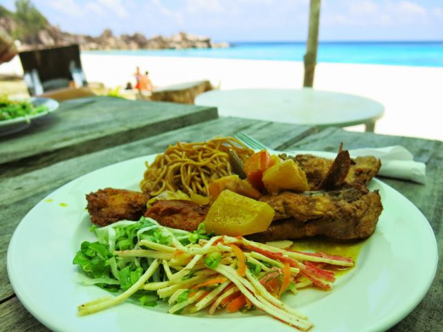 250 kronors buffé-lunch på stranden Grand Anse på ön La Digue på Seychellerna