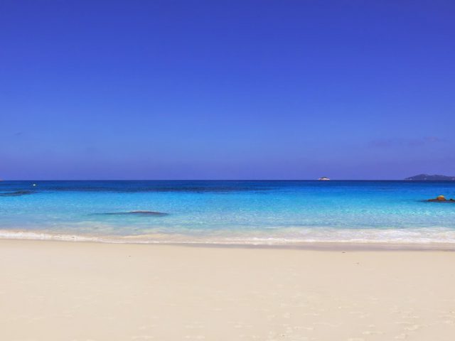 Stranden Petit Anse på ön La Digue på Seychellerna